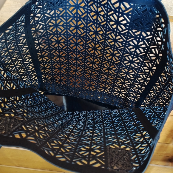 Tory Burch Perforated Navy Lace Weekender Tote Shoulder Bag Tag Beach Laser Cut - Picture 7 of 12